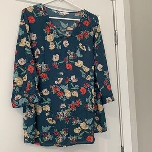 Maurices Women’s Plus size 0. 3/4 quarter length sleeve. Floral blouse.
